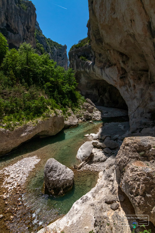 photo baume aux pigeons dans le canyon du Verdon